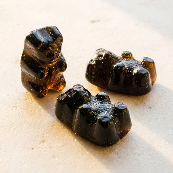 Deux gummies dans une main